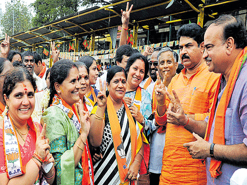 bonhomie: Union Minister H N Ananth Kumar, former deputy chief minister R Ashoka,  MLC Somanna with BJP candidates Shakuntala Lakkappa, Shantakumari, Veena Ramesh and Vijayalakshmi Singh at a BJP convention at Hampinagar Grounds on Friday. dh Photo