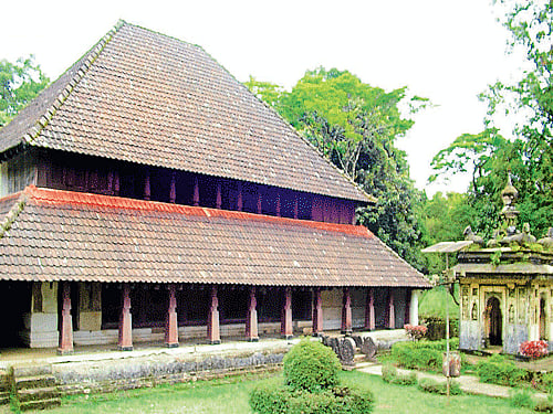 The historic Nalkunaadu Palace near Napoklu has been neglected and a part of the wall is on the brink of collapse. DH photo