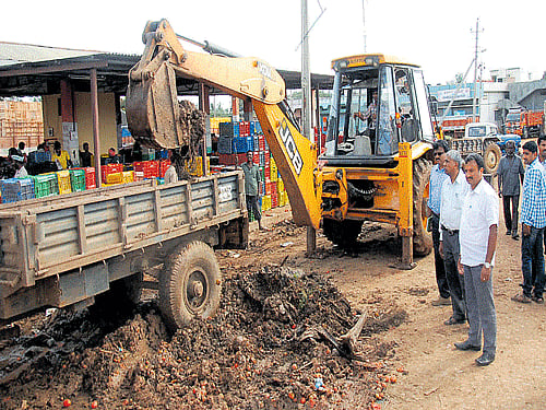 APMC President S T Chandregowda inspects the cleanliness work at APMC yard in Chikkamagaluru on Wednesday. DH photo