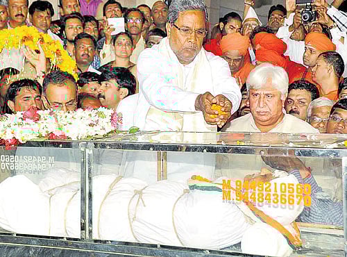 Chief Minister Siddaramaiah pays tributes to writer MM Kalburgi who was shot dead at his residence in Dharwad on Sunday.Umadevi, the writer's wife, is inconsolable at the civil hospital. KPN