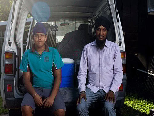 Tejinder Pal Singh has dedicated the last Sunday of the month to feed the poor and homeless locals of northern Darwin after he finishes his shift as a cabbie. Image courtesy: Twitter
