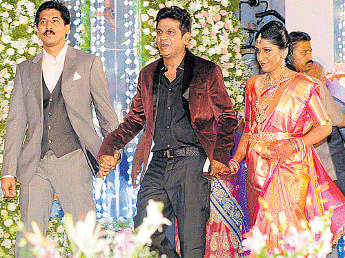 A family moment Dileep, Shivarajkumar and Nirupama.DH photos by sk dinesh.