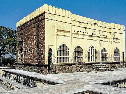 Reduced agricultural production, water scarcity, rising sea levels and other adverse effects of climate change could cause up to 216 million people to migrate within their own countries by 2050, the World Bank warned.