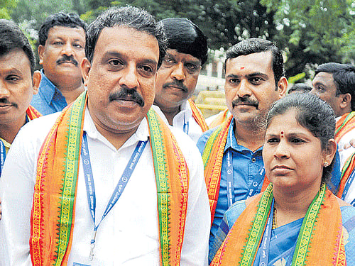 BJP mayor candidate Manjunath Raju and deputy mayor candidate H C Nagarathna are a disappointed lot on Friday. DH PHOTO