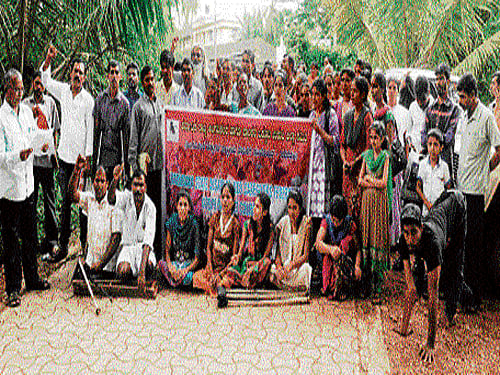 Members of Karnataka State Disabled and Caregivers Federation, stage a protest in Udupi seeking better facilities for endosulfan victims in Udupi. DH Photo