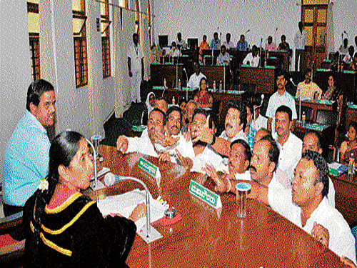 Deputy Mayor Mahadevamma tries to pacify corporators during the continued general meeting of the MCC in Mysuru on Tuesday. Commissioner C G Betsurmath is seen. DH Photo
