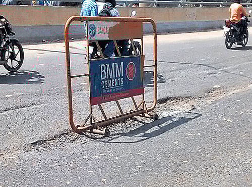 The pothole which claimed the life of Stuthi Pandey on Devarabeesanahalli flyover on Thursday night. DH PHOTO