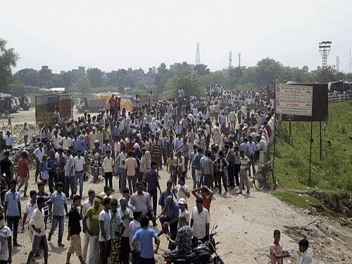Nepalese people blocking a bridge. Reuters