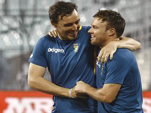 South Africa's Abbott and de Villiers celebrate after the third and final Twenty20 cricket match against India was abandoned in Kolkata. Reuters Photo.