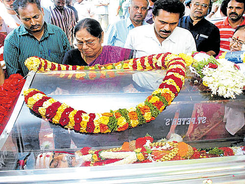 tributes to the legend: Actors Leelavathi and her son Vinod Raj pay their final respects to filmmaker K S L Swamy who passed away in Bengaluru on Tuesday. dh Photo