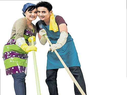 Potpourri and floating floral candles make for an aromatic and colourful interior