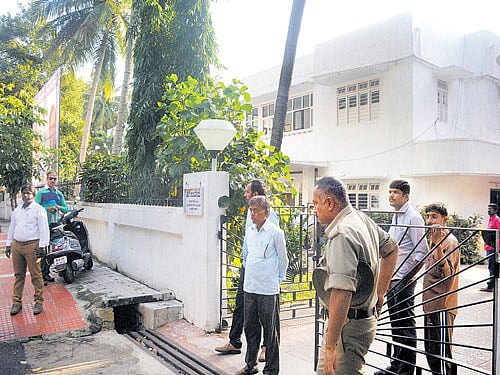 Minister H Anjaneya's official house at Jayamahal extension in Bengaluru on Thursday. DH Photo/B H Shivakumar