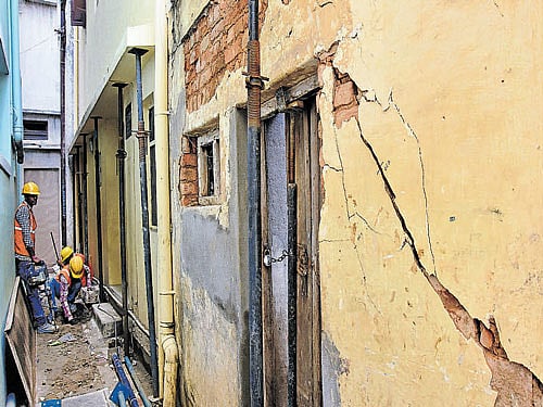 Cracks caused in buildings Namma Metro's tunnel-boring works in and around Balepet in the City. DH Photo