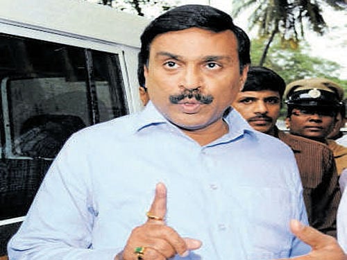 Janardhana Reddy being produced at Lokayukta court by SIT in Bengaluru on Friday. PTI