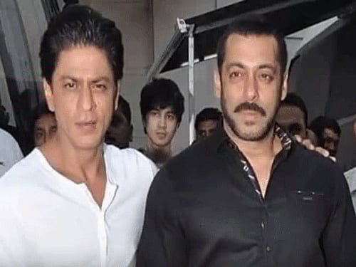 Shah Rukh and Salman Khan. Screen grab.