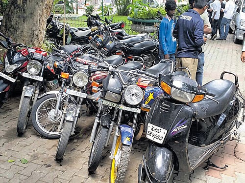 Two-wheeler growth is likely to remain muted at around two-three per cent in 2016. DH File Photo.