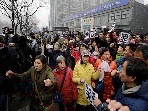 Supporters of prominent rights lawyer Pu Zhiqiang chant slogans as they gather near the Beijing Second Intermediate People's Court in Beijing, Reuters photo