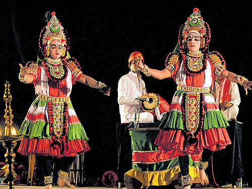 Artistes performing 'Dussasana Vadhe,' with a juxtaposition of Kathakali and Yakshagana at MGS grounds in Bondel in Mangaluru. DH photo