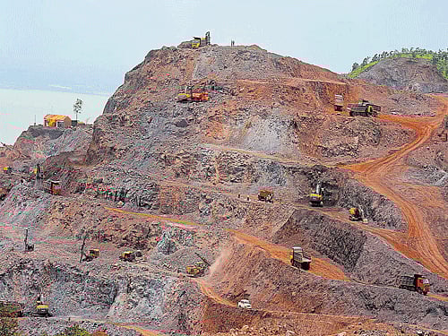 HARSH REALITY: Women and children were subjected to exploitation when iron ore mining was at its peak in Ballari district, says the report of the fact-finding committee. DH file PHOTO