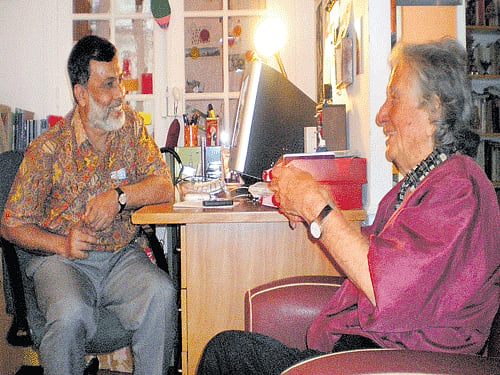 Sanjay Ganguly of Jana Sanskriti with theatre activist Augusto Boal of Brazil.