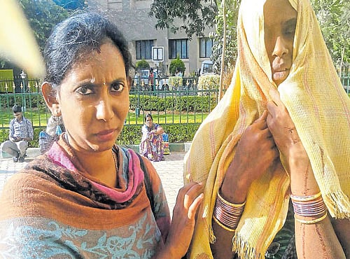 The saviour Kavitha seen with the victim DH PHOTO