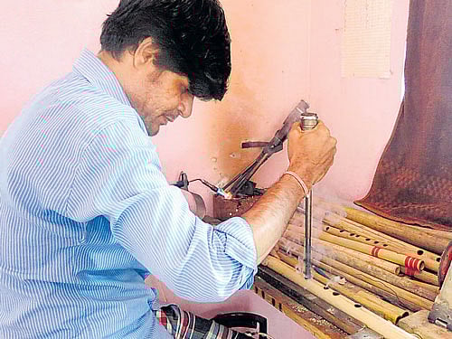 sweet notes Ramesh Bakale; bamboo flutes made by him. photos by author