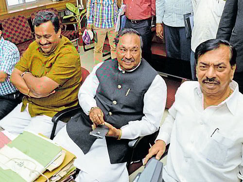 Leader of the Opposition in the Legislative Council K S Eshwarappa, MLC Ashwathnarayan and BJP leader Ayanuru Manjunath file a complaint at the Lokayukta office in Bengaluru on Monday over irregularities in the Upper Tunga project in Shivamogga district. Dh Photo