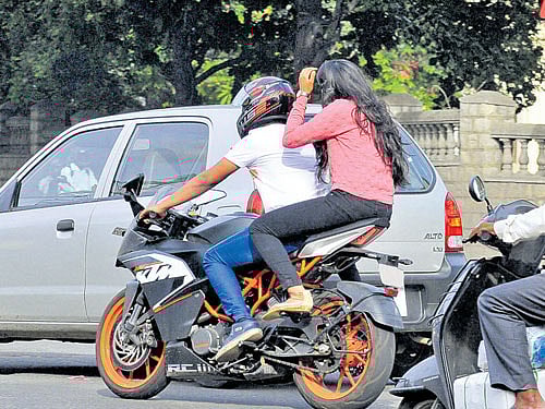 The traffic police will hold campaigns during the road safety week starting January 9. DH FILE PHOTO