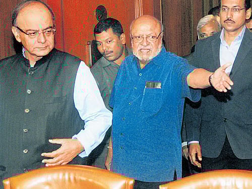 Minister for Information & Broadcasting Arun Jaitley and MoS for Information & Broadcasting Col Rajyavardhan Singh Rathore (right)attend a meeting with the ShyamBenegal (centre) committee in Mumbai on Saturday. DH PHOTO