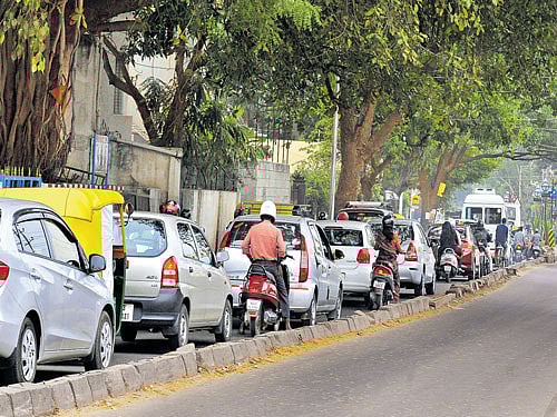 Expatriates point out that traffic issues in the City can be solved by frequently using public transport.
