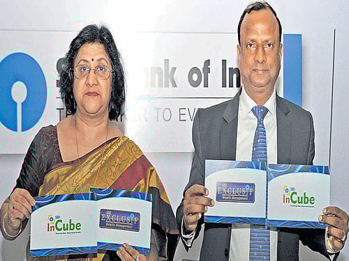 SBI Chairman Arundhati Bhattacharya (left) and MD (NBG) Rajnish Kumar in Bengaluru on Thursday. DH Photo