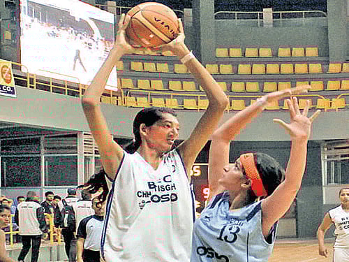 Delhi's Neha Joshi (left) defended supremely against Chhattisgarh's 6'11 Poonam Chaturvedi to be instumental in her side's win.