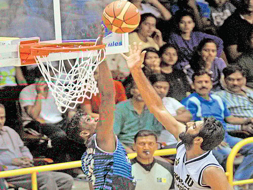 leaping high: Uttarakhand's Yadvinder Singh (right) goes for a basket as Tamil Nadu's Arvinda A attempts to thwart him on Friday. dh photo/ Prashanth HG