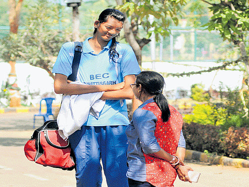 HEIGHT OF THE MATTER Poonam Chaturvedi (left) during the National basketball championships in Mysuru. dh photo/ PRASHANTH H G