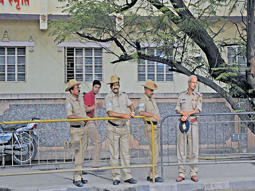 Police guard the ABVP office after members of NSUI entered the office and also threw stones at windowpanes at Seshadripuram in Bengaluru on Thursday. DH PHOTO