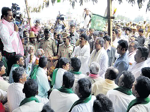 Chief Minister Siddaramaiah is all ears to Permanent Irrigation Action Committee president Anjaneya Reddy during his visit to Chadalapur in Chikkaballapur taluk. Ministers D K Shivakumar, H C Mahadevappa and Rosahn Baig, MP K H Muniyappa, MLA Dr K Sudhakar are also seen.dh photo