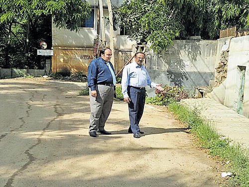 A Palike official inspects the property of Yusuf. DH photo