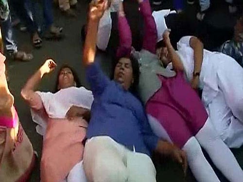 The moment the buses of activists under the banner of Bhumata Brigade reached Supa village, the volunteers led by its President Trupti Desai were disallowed from moving forward. Screen grab