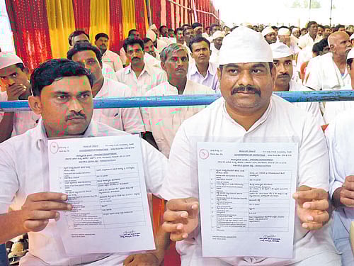 Prisoners display their good conduct certificates at the Parappana Agrahara Central Prison on Tuesday. DH photo