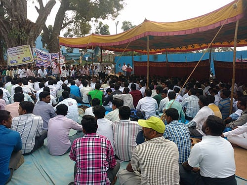 protesting drivers, paramedics, dh photo