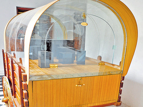 milestone A souvenir cart. DH PHOTOS BY SRIKANTA SHARMA R