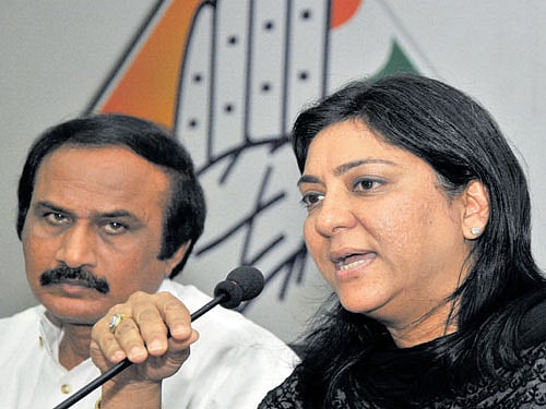 Former Congress MP Priya Dutt at a presser in Bengaluru on Saturday. Party leader B L Shankar looks on. DH photo