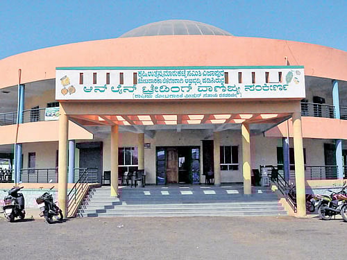The online trading centre for horticulture produce in Vijayapura. dh photo
