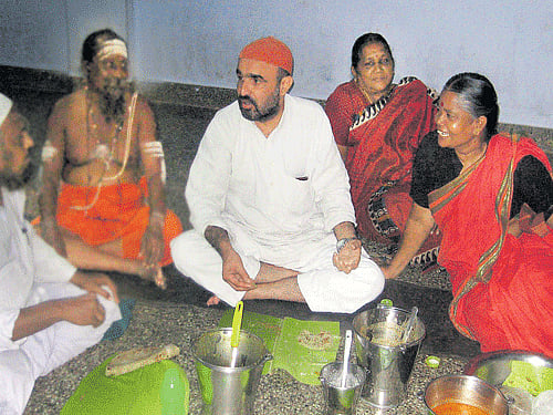Faisal Khan of Khudai Khidmatgar has lunch with others.