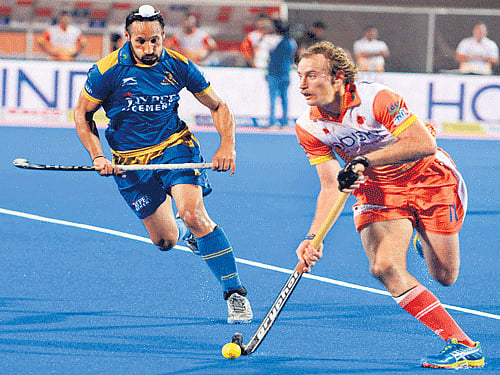 close tussle Punjab Warriors' Sardar Singh (left) and Aran Zalewski of Kalinga Lancers vie for the ball during their Hockey India League tie in Bhubaneswar on Sunday. HIL Media