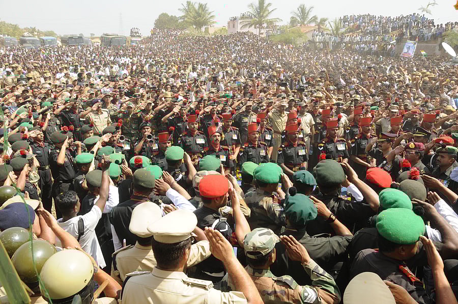Maratha Light Infantry Regiment paying tribute by performing a gun salute during the final rites of Lance Naik Hanamanthappa Koppad at Betadur village in Kondgol taluk of Dharwad district on Friday. DH PHOTO