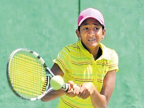 Apoorva SB of Karnataka returns during her win over Haryana's Smriti Singh on Thursday. DH photo