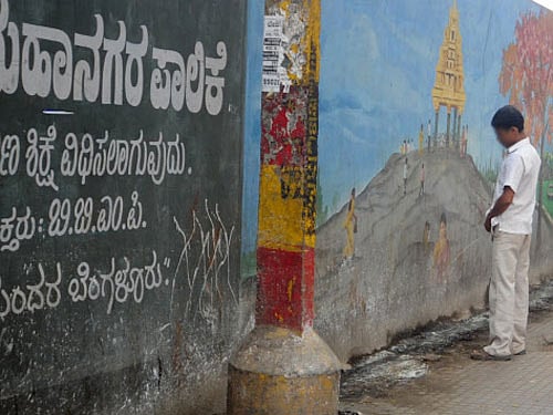 Policemen attached to Mahankali traffic police station, led by Inspector T Rama Swamy, launched the campaign yesterday. So far we have 'felicitated' at least 26 persons caught at various places including the Secunderabad railway station area, Swamy said. DH file photo