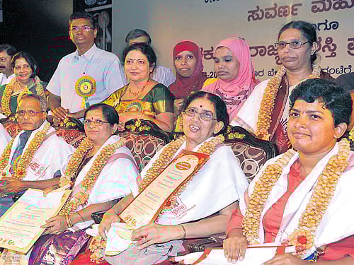 Winners pose with State handicraftsawards at the presentation ceremony at Ravindra Kalakshetra on Thursday. Minister for Small Scale Industries Satish Jarkiholi, Karnataka State Handicrafts Development Corporation Limited managing director B Venkatesh, president Veena Acchaiah and others are seen. DH PHOTO