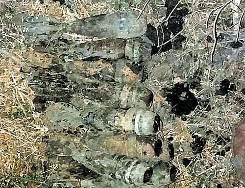 Mortar shells of the Indian Army that were found hidden in an open well at Sankeshwar in Hukkeri taluk, Belagavi district, on Tuesday. DH photo